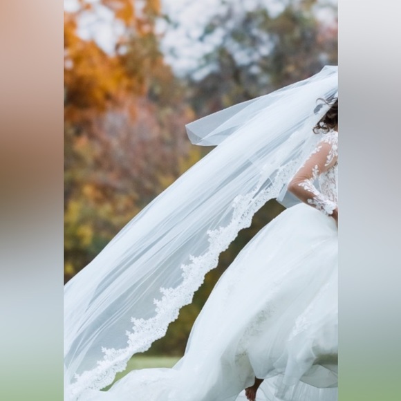 Beautiful Cathedral Length Mantilla Veil Delicate Lace Sequins - Picture 7 of 11